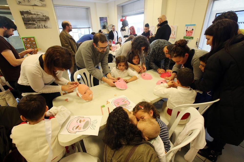 Cerca de 50 niños recorrieron las calles del centro de la ciudad con máscaras artesanales