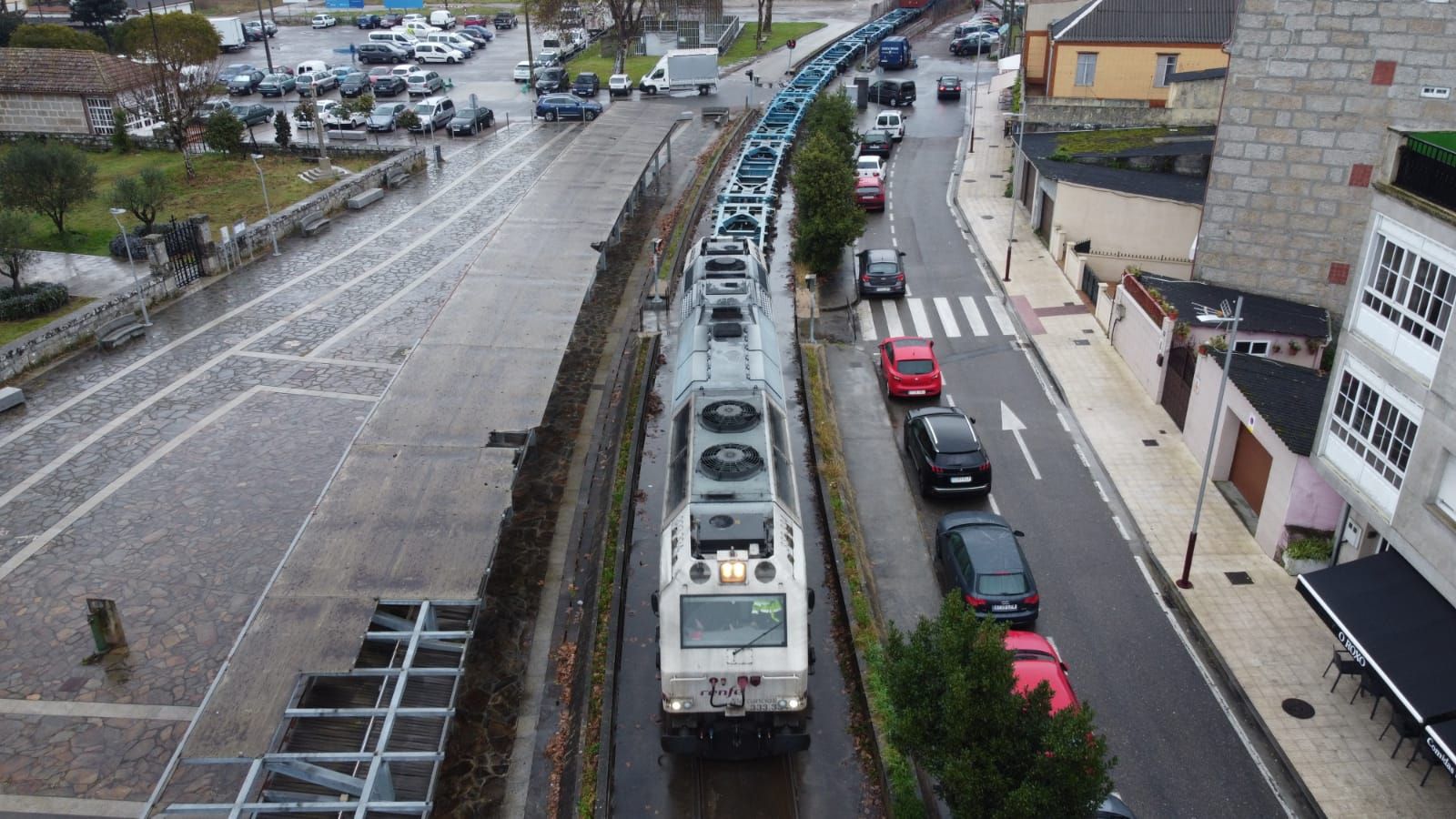 El tren atraviesa la plaza de Placeres, en la mañana de este viernes