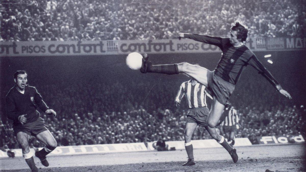 Johan Cruyff remata ante Miguel Reina su histórico gol durante el Barça-Atlético del 22 de diciembre de 1973