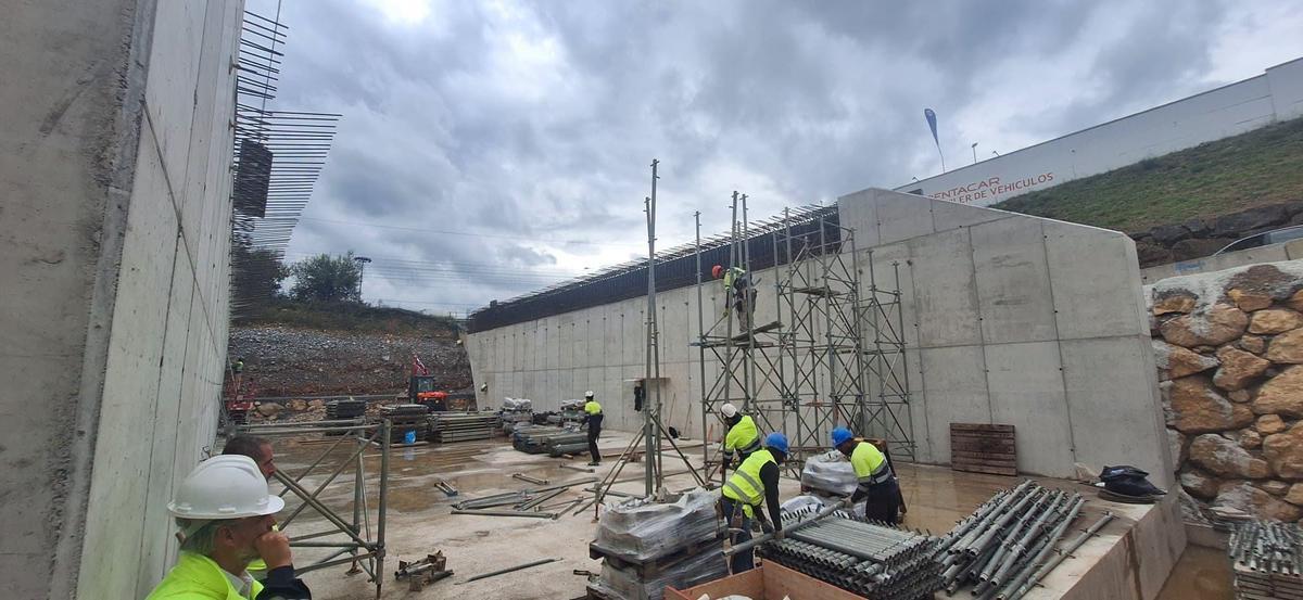 Los trabajos en el cajón que irá bajo las vías del tren
