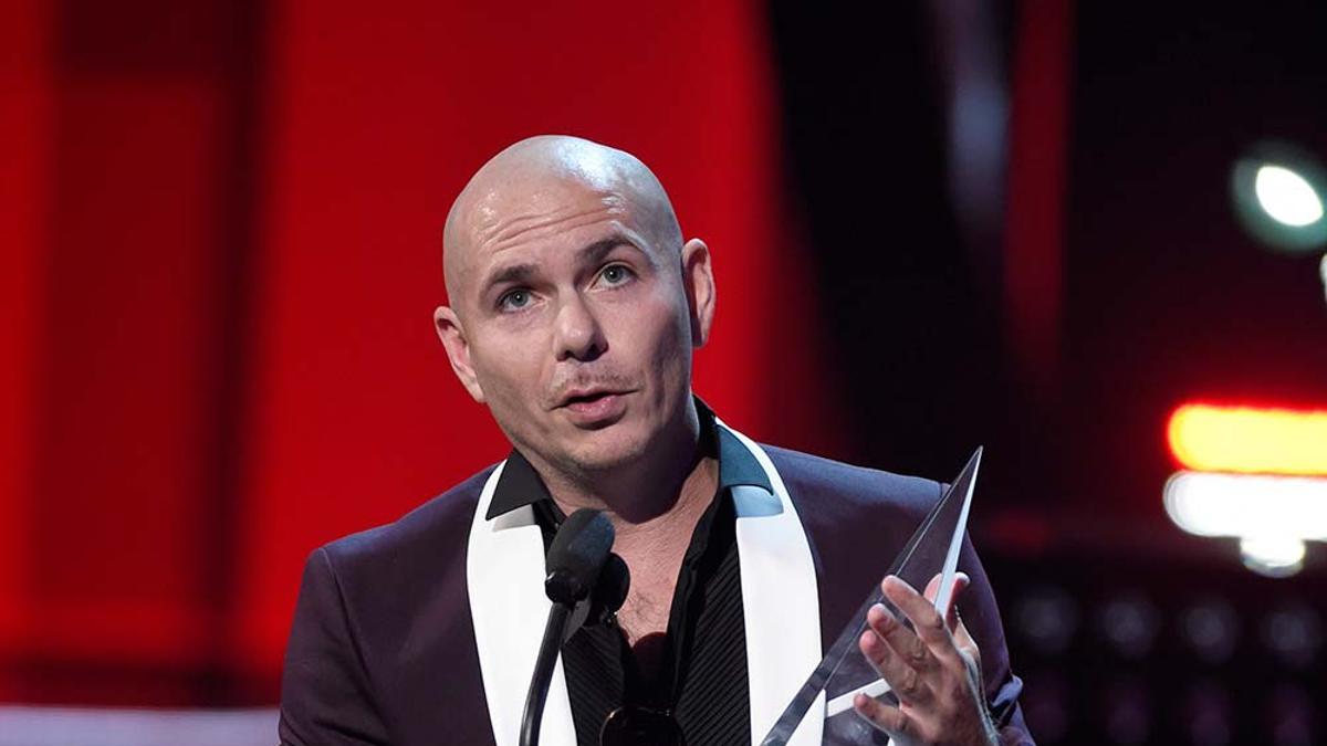 Pitbull agradece un premio sobre el escenario