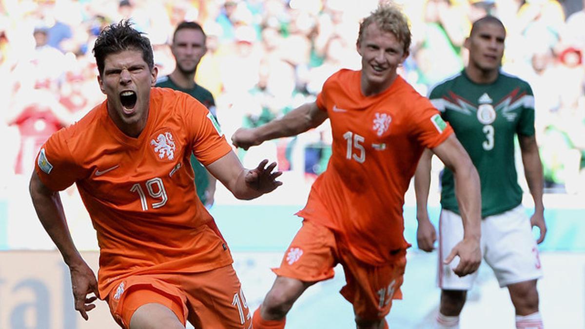 Klaas-Jan Huntelaar (izquierda), eufórico, tras marcar de penalti ante México y meter a Holanda en cuartos