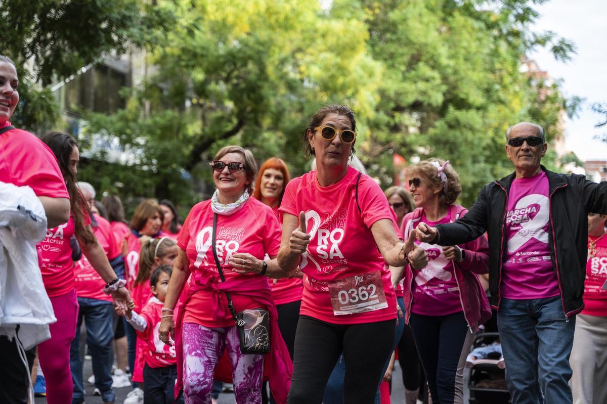Así ha sido la marcha rosa de Cáceres en imágenes: la ciudad se vuelca con el cáncer de mama Así ha sido la marcha rosa de Cáceres en imágenes: la ciudad se vuelca con el cáncer de mama