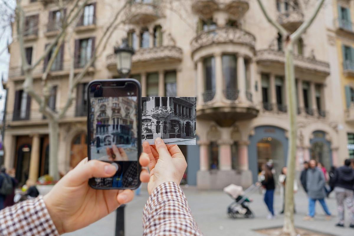 Un asistente al tour de Recapturant hace una recaptura en paseo de Gràcia.