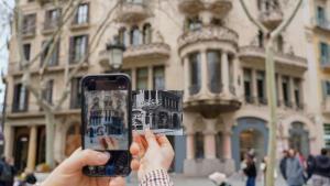 Un asistente al tour de Recapturant haciendo una recaptura en paseo de Gràcia.
