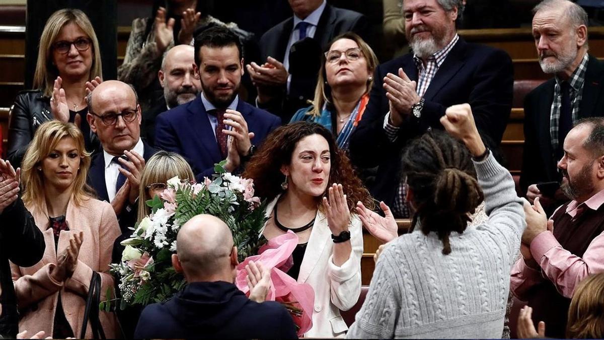 Aplausos y flores para Aina Vidal, diputada de Podemos que padece cáncer