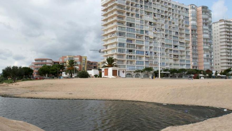 Imatge d&#039;arxiu de la desembocadura del Ridaura i del punt on s&#039;acaba el passeig marítim