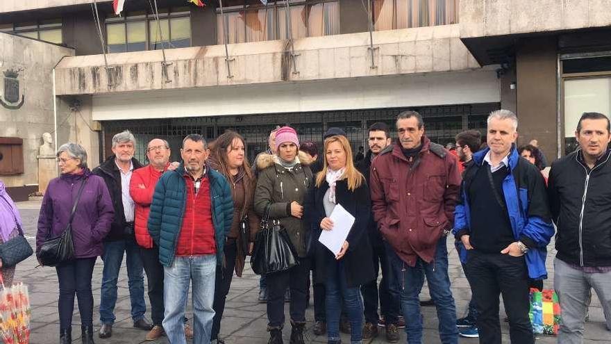 Aicha y la presidenta de la FAVEC, María Pérez (centro), junto a otros representantes en el Concello. // A.S.