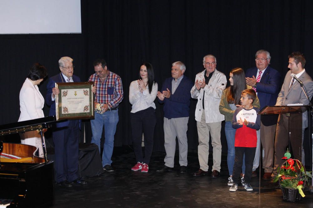 Josep Maria Viader rep la Medalla de la Vila de Maçanet