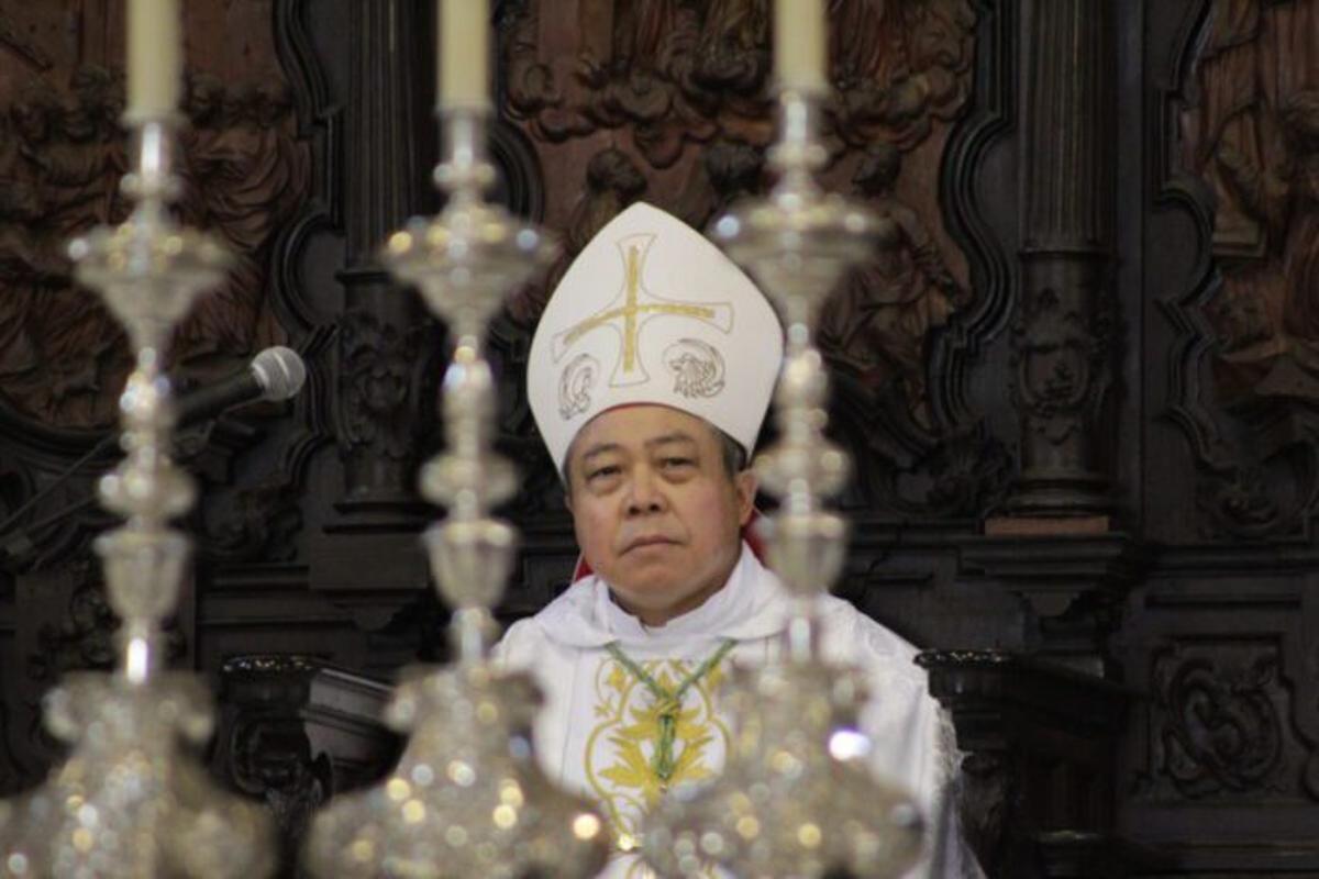 El nuncio de la Santa Sede en España, Bernardito Cleopas Auza, tampoco podrá asistir a la ordenación de Eloy Alberto Santiago.