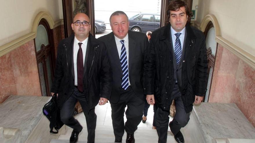 De (i) a (d), Martínez, Bernabé y Hernánez, ayer subiendo la escalera del Palacio de Aguirre.