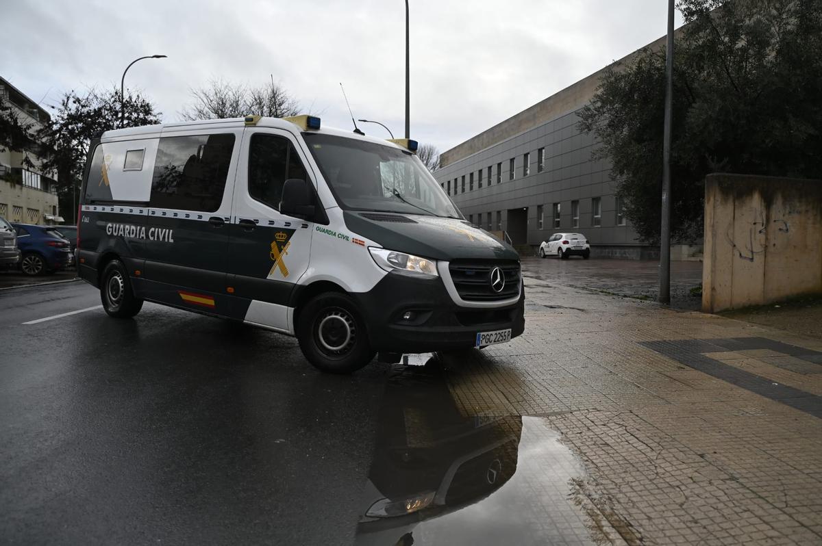 Momento en el que el furgón de la Guardia Civil traslada al detenido a los juzgados de Cáceres, el pasado viernes.