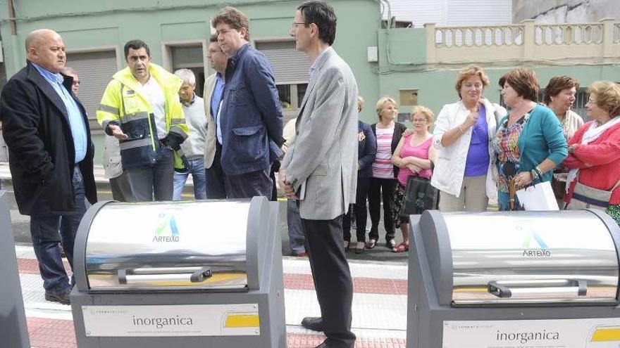 El alcalde, en el centro, y el presidente del Consorcio, a la izq., durante una inauguración de contenedores.