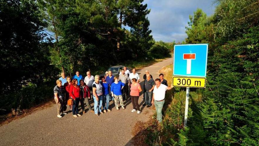 Los vecinos de San Lourenzo en la antigua pista cortada por la autovía. // Iñaki Abella