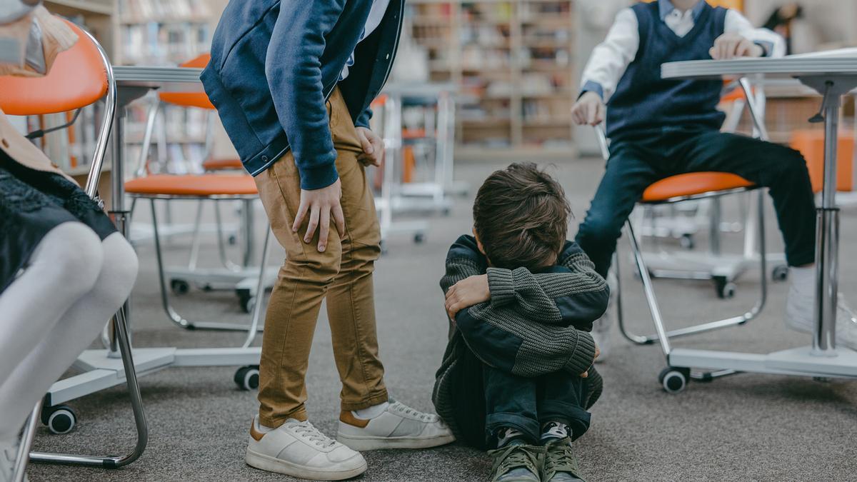 Un grupo de niños acosan a compañero de clase