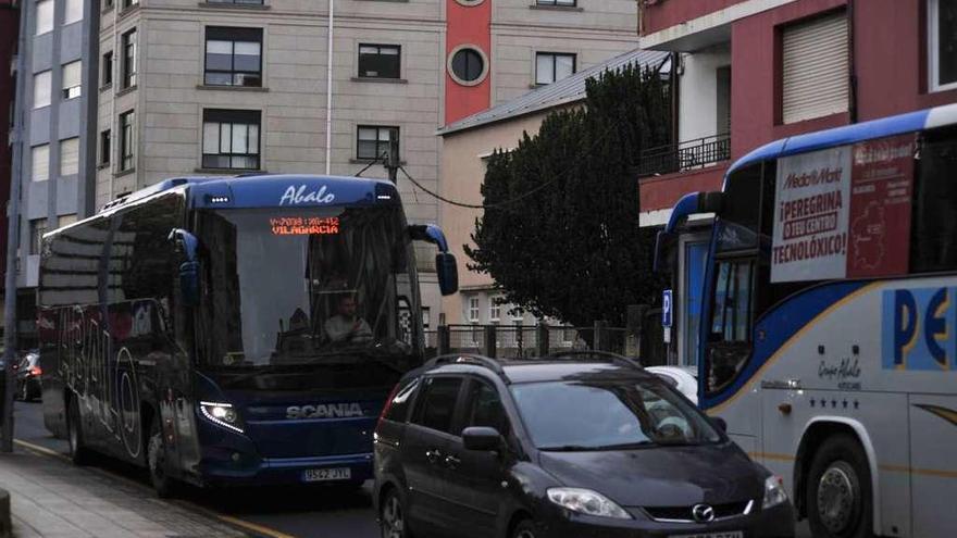 Autobuses a su paso por el término municipal de Vilagarcía. // Iñaki Abella