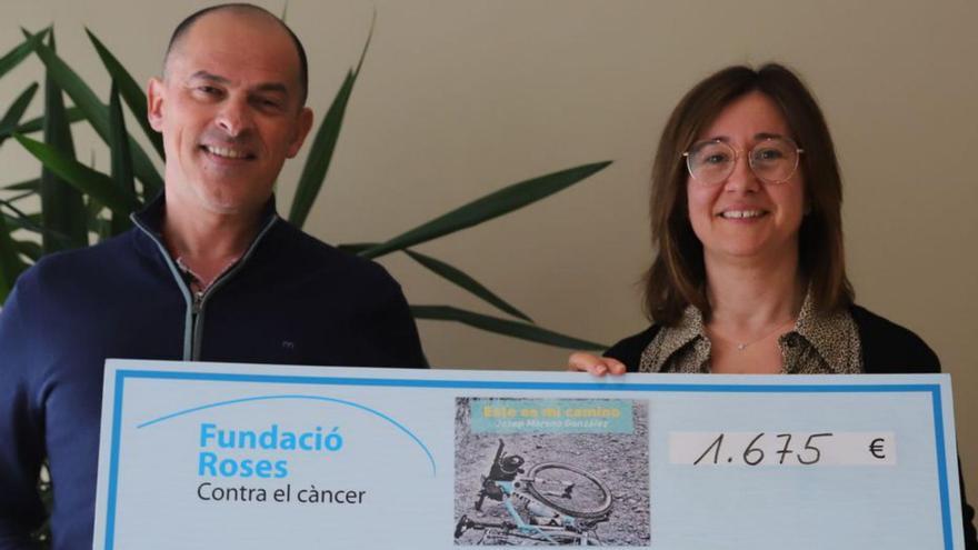 Moreno lliura del xec a la Fundació Roses contra el càncer.