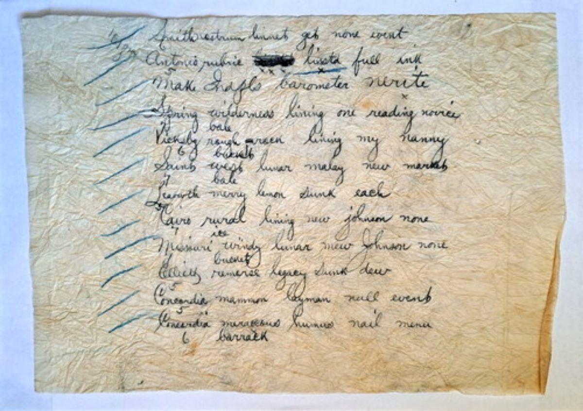 Una de las hojas de papel encontradas en el vestido de seda, etiquetada con el número 1.