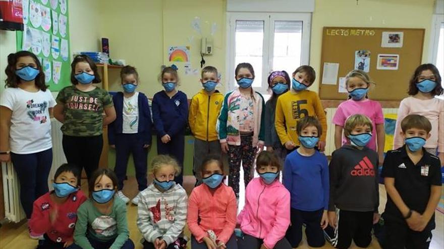 Los alumnos del colegio reciben nuevas mascarillasSClB