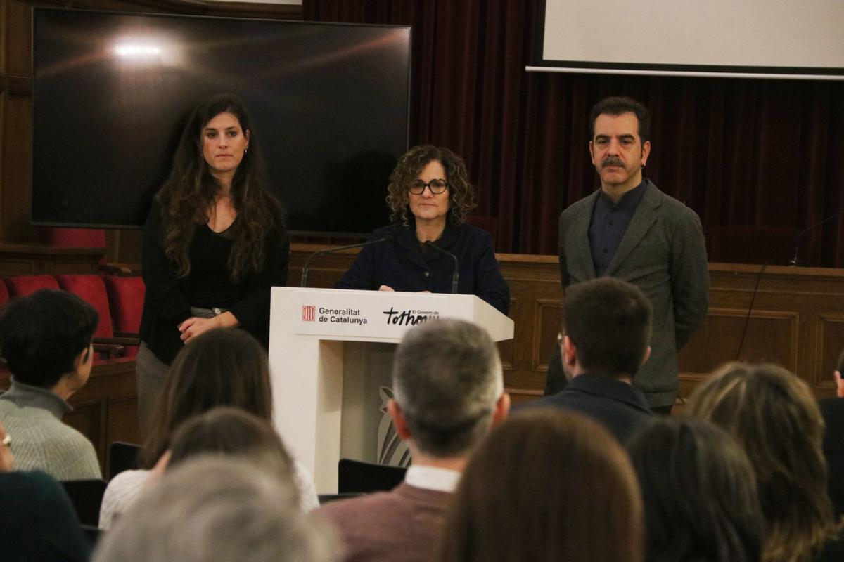 L'arquitecta Martina Fabré, la consellera de Cultura, Sònia Hernández i el director de la Institució de les Lletres Catalanes, Eduard Escoffet, durant la presentació del projecte arquitectònic de la Casa de les Lletres