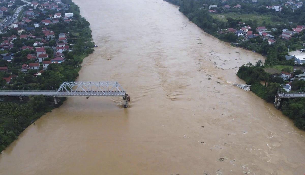 Un puente se desploma en Vietnam y deja al menos 13 desaparecidos