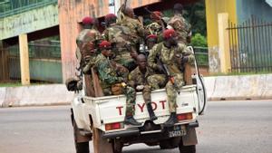 Militares de Guinea en la barrio Kaloum en Conakry
