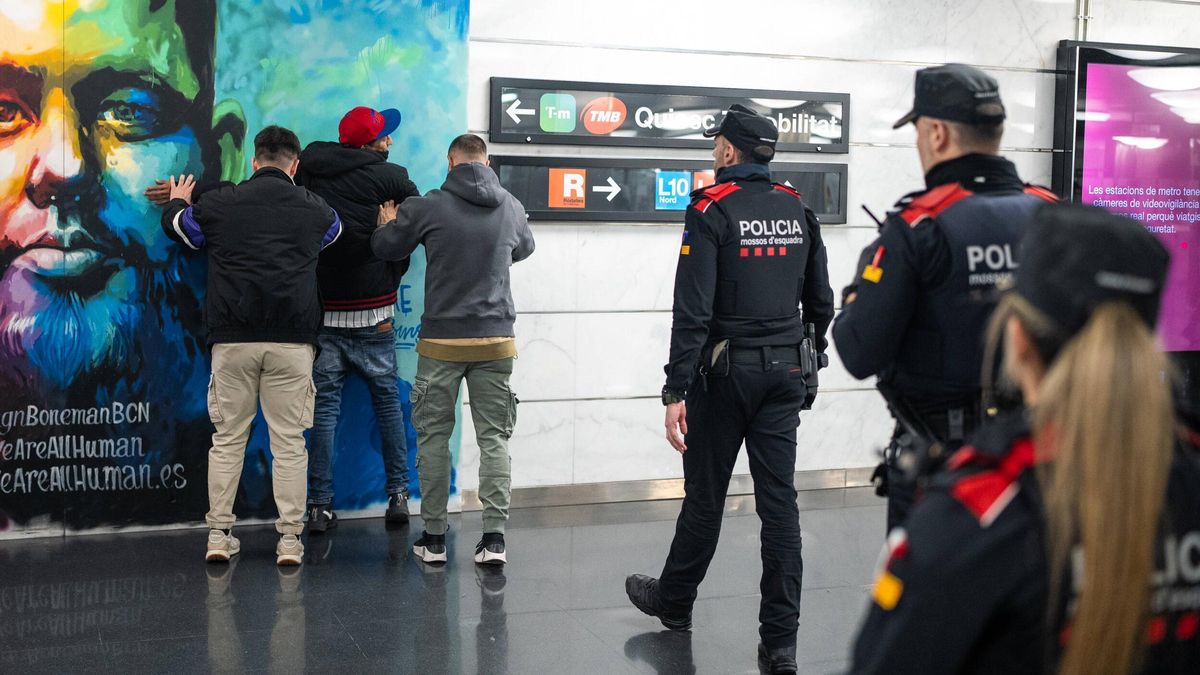 Macrodispositivo de los Mossos junto a la seguridad de TMB en el metro de Barcelona