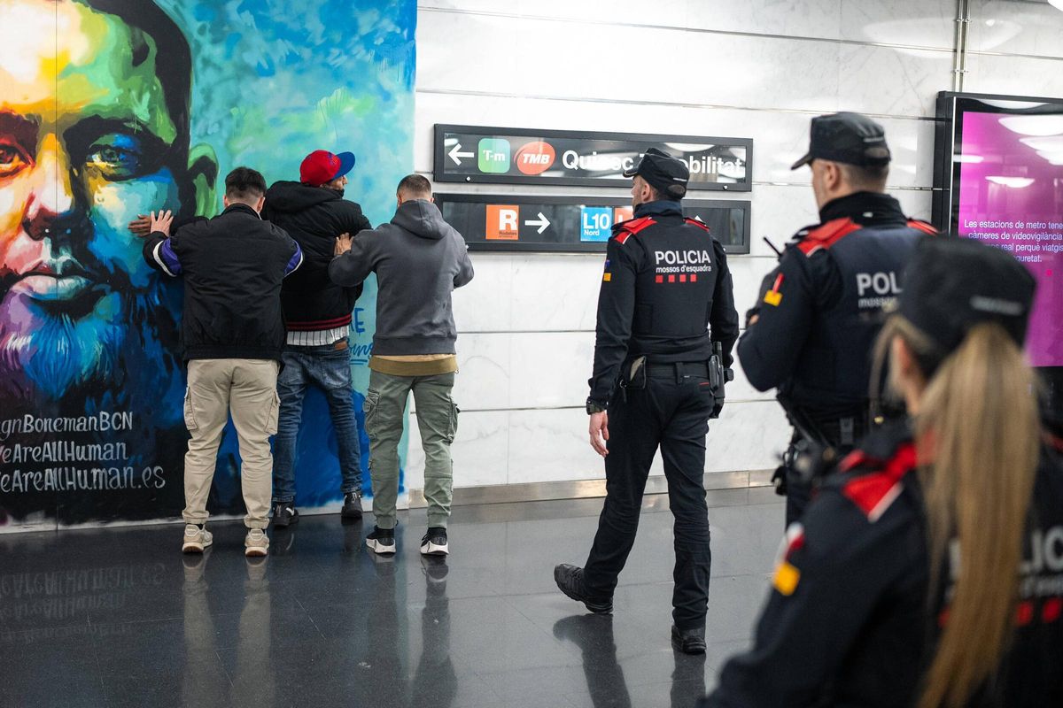 Macrodispositivo de Mossos junto a seguridad de TMB en el Metro de Barcelona Macrodispositivo de Mossos junto a seguridad de TMB en el Metro de Barcelona