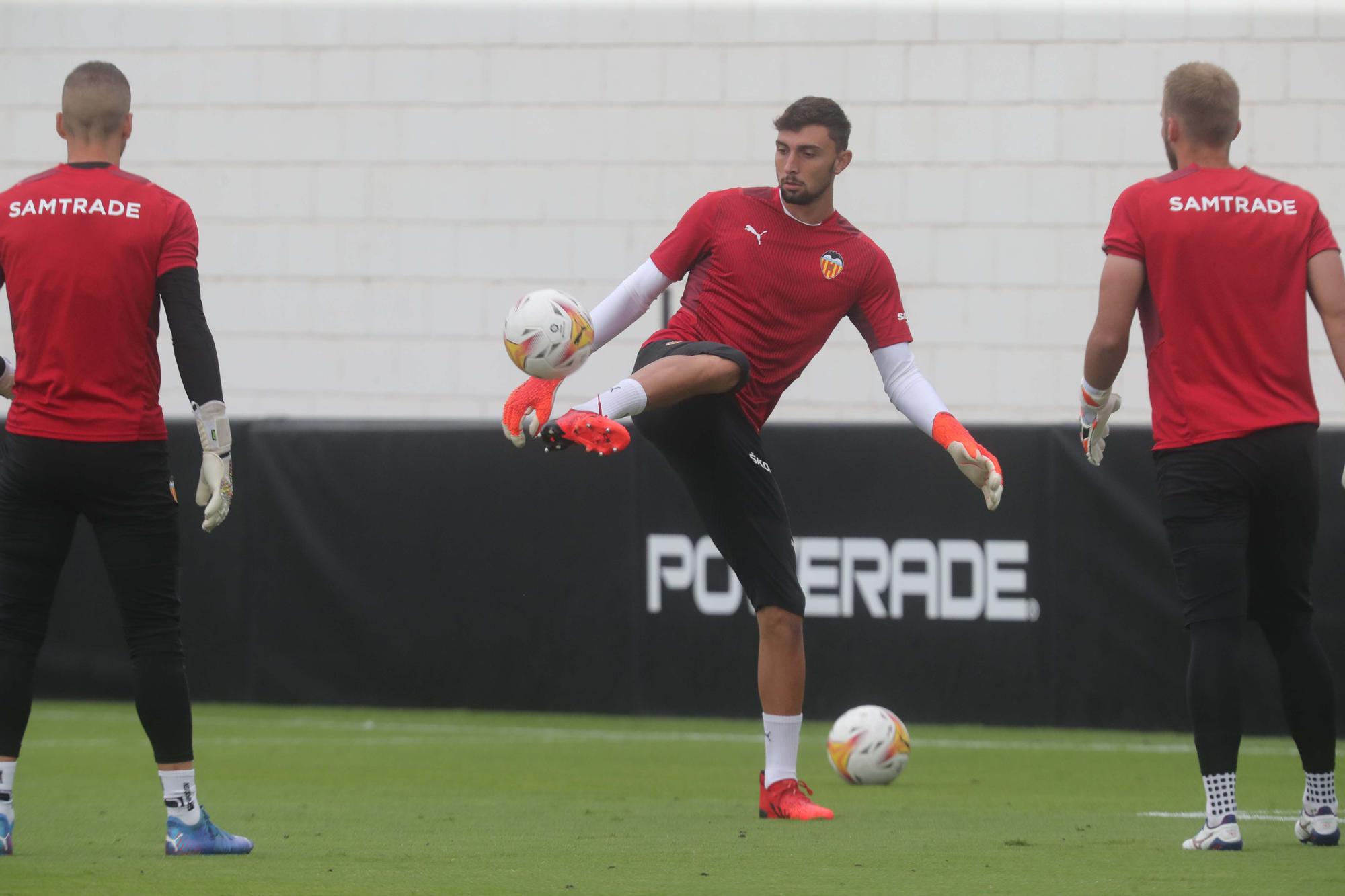 El Valencia CF entrena antes de enfrentarse al Bilbao