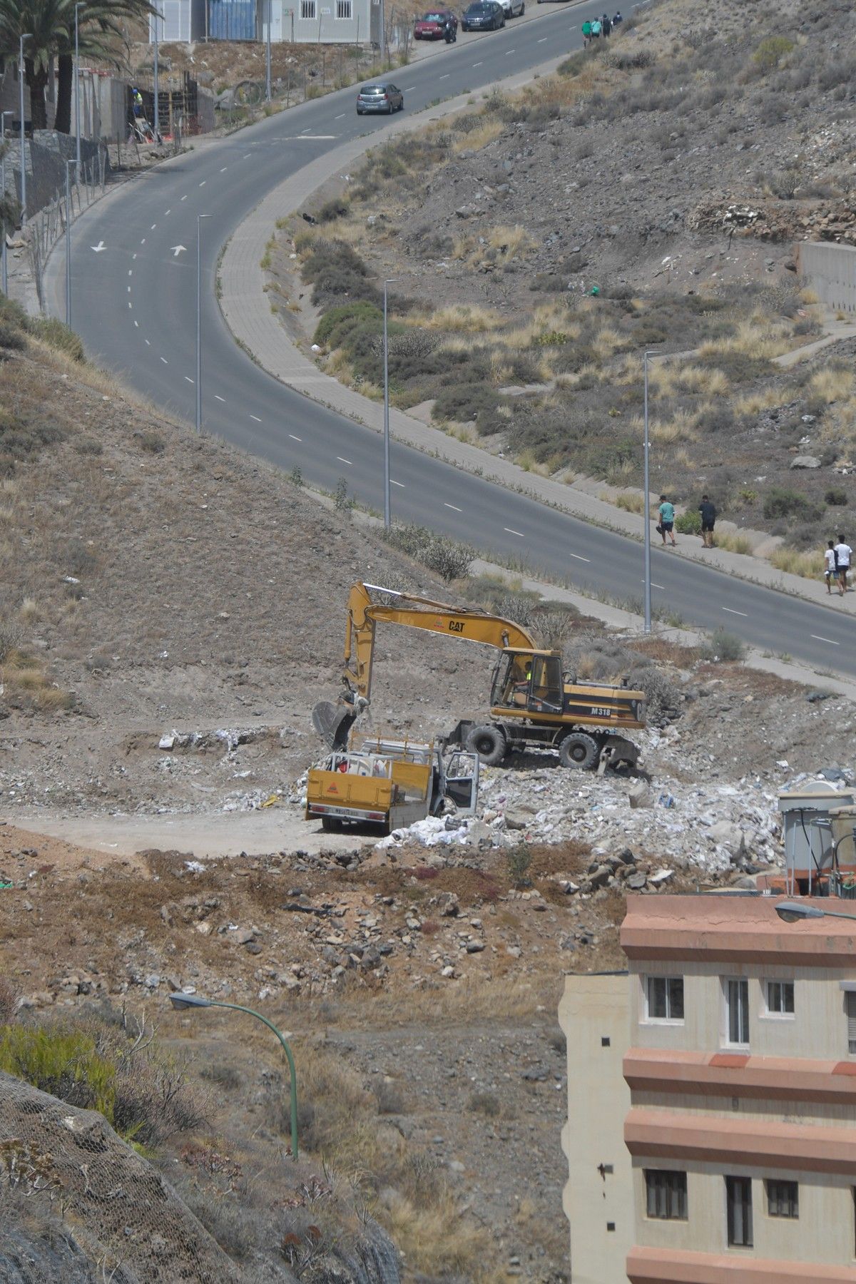 Retirada de la escombrera subida al Barrio de El Lasso