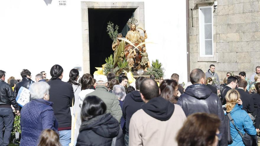 La procesión de la Borriquita protagoniza este domingo soleado en Santiago