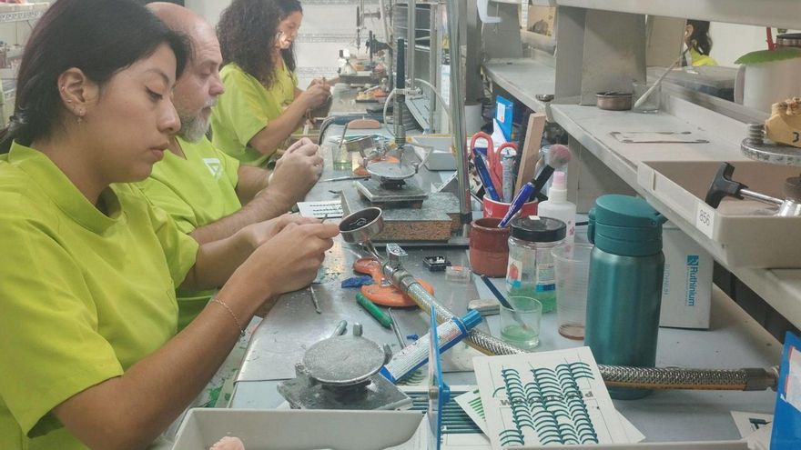 Operarios de Laboratorio Dental Astur, una de las compañías que recibirán ayudas de Transición Justa. | LNE