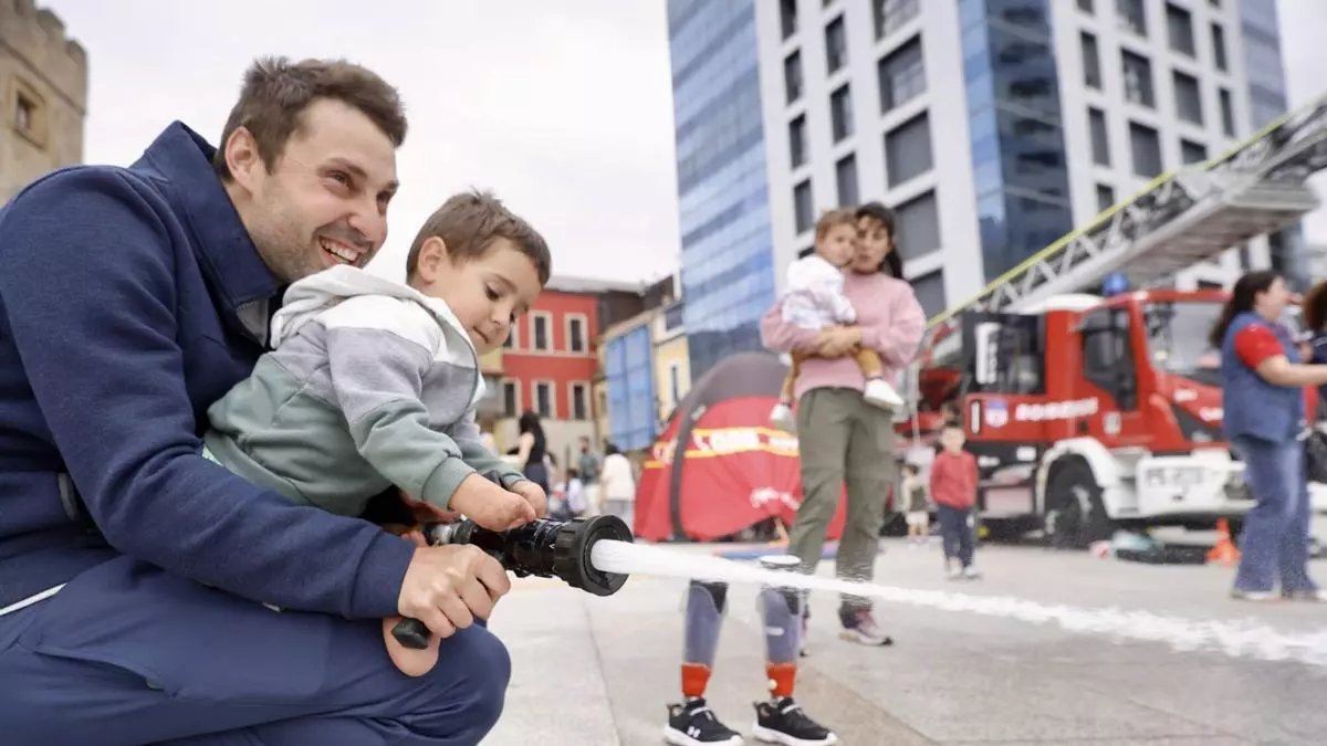 Mael, el niño gijonés de 3 años sin manos ni pies, sueña con ser bombero: "Lo que más me gusta es coger la manguera y chiscar a la gente y a papá"
