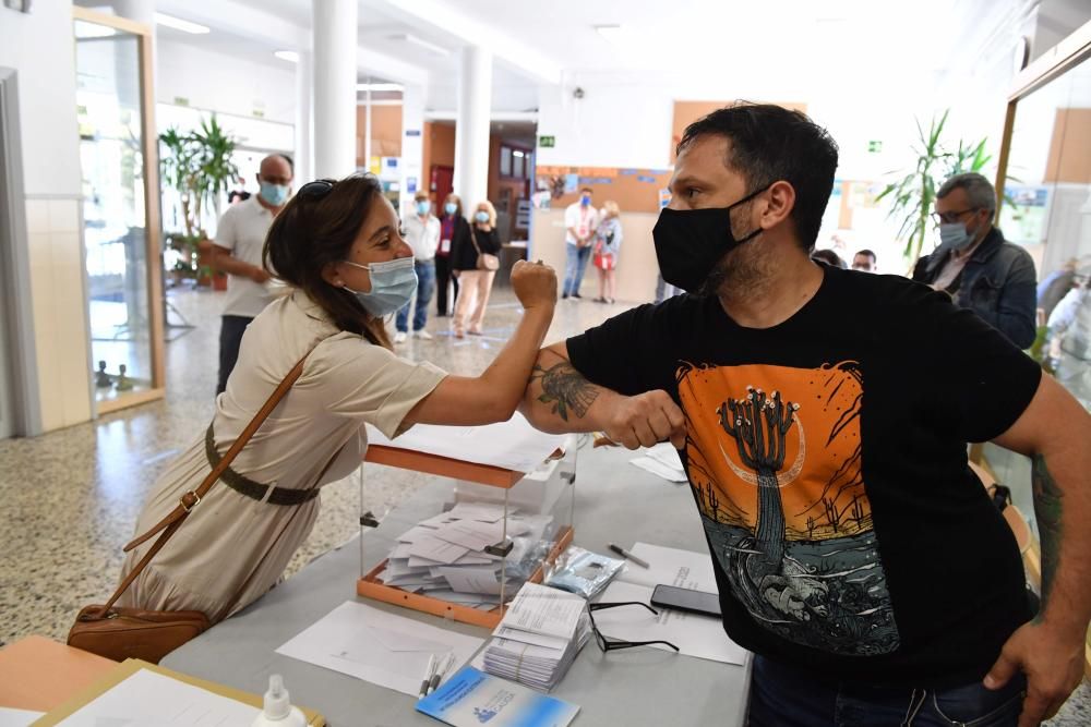 Colas en los colegios electorales de A Coruña