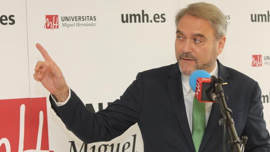 El rector de la Universidad Miguel Hernández, Juanjo Ruiz, ayer en su comparecencia en el edificio Quórum I del campus ilicitano.