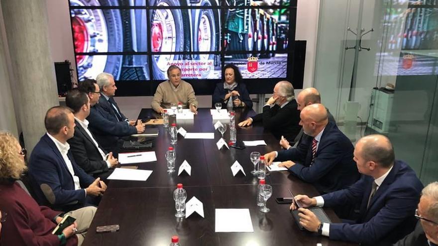 Patricio Valverde y Yolanda Muñoz presiden la reunión con los transportistas celebrada ayer.