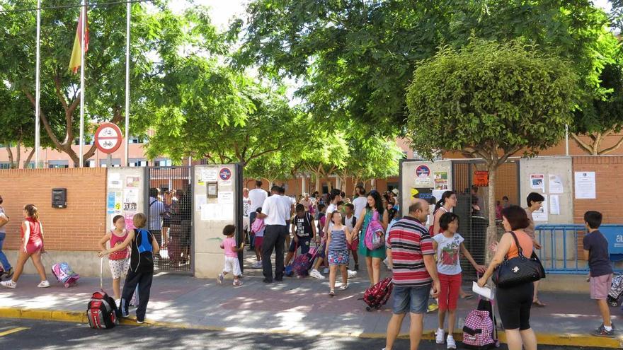 Reclaman a la Generalitat mantener el transporte al Colegio Azorín de Catral