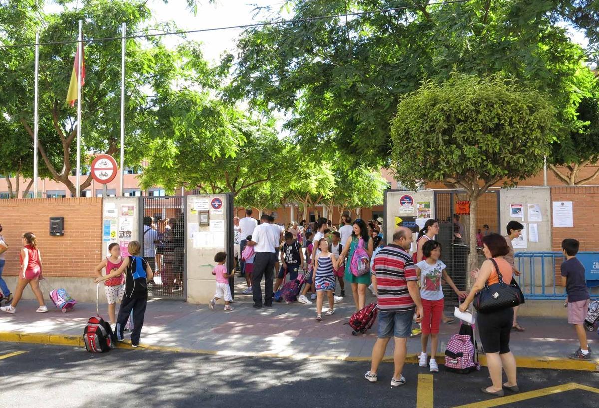 Aceeso al colegio Azorín de Catral en una imagen de archivo