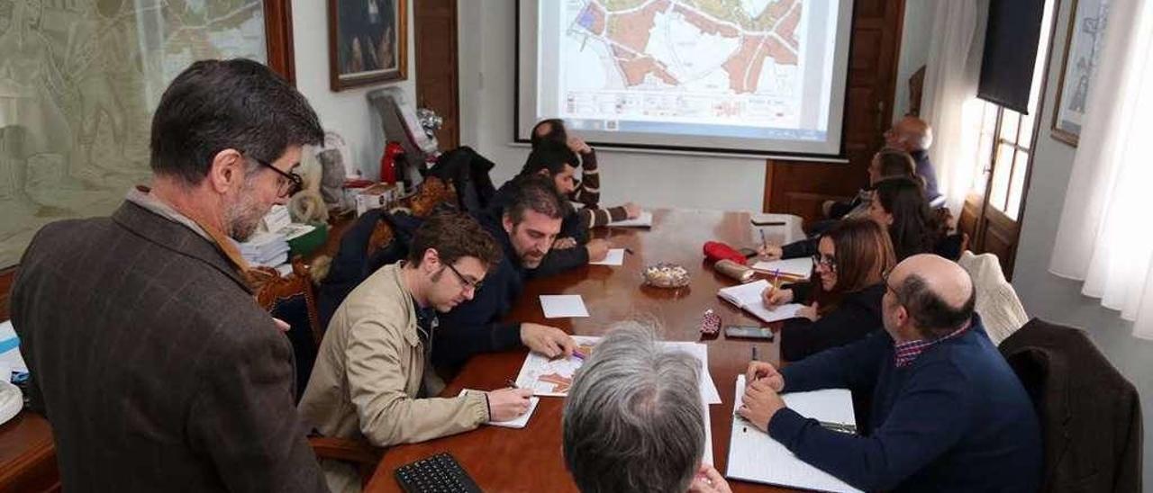 Ediles de O Grove durante una reunión sobre el Plan Xeral de Ordenación Municipal. // Muñiz