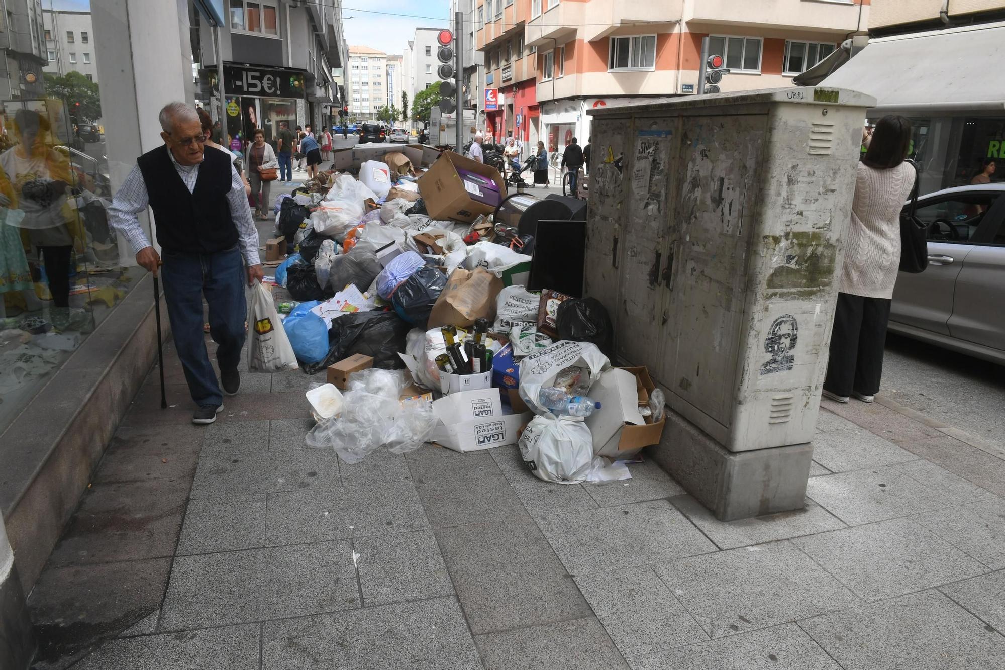 Basura acumulada entre la calle Barcelona y Agra del Orzán