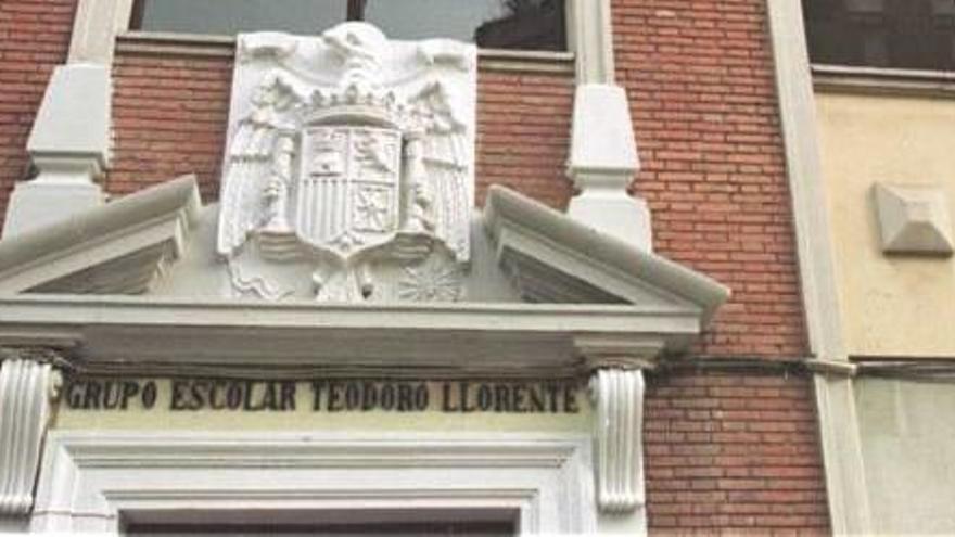 Retiran símbolos franquistas en dos colegios y un grupo de viviendas