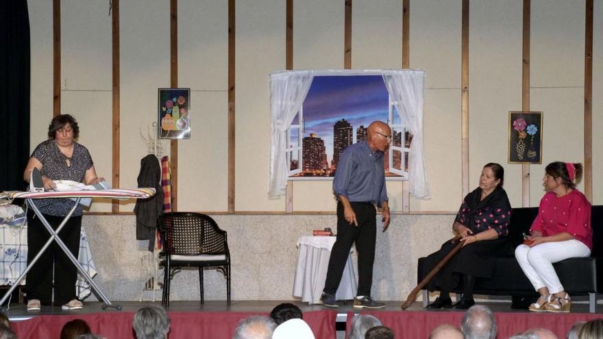 Arriba, un momento de la representación teatral de la obra «La jugada de la abuela». En el centro, el auditorio «Tratado de Alcañices» lleno hasta la bandera durante la representación de la comedia. Abajo, un mozo torea a una de las reses en el encierro de ayer por la mañana. | Chany Sebastián