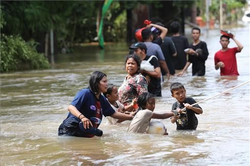 Inundaciones en Indonesia en el 2020 por fuertes lluvias .