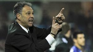 Joaquín Caparrós da instrucciones a sus jugadores durante su último partido en el banquillo del Granada, en Los Cármenes frente a la Real Sociedad.