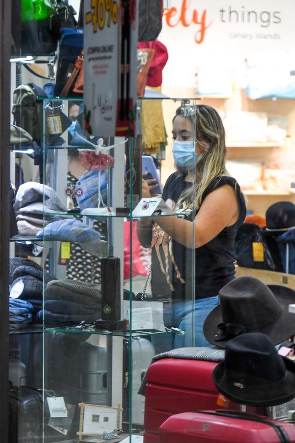 Comercios en la calle de Triana durante la campaña de Navidad y Reyes