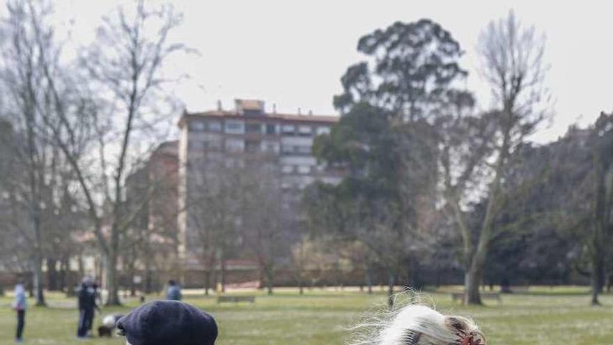 Una pareja en un banco del parque de Ferrera.