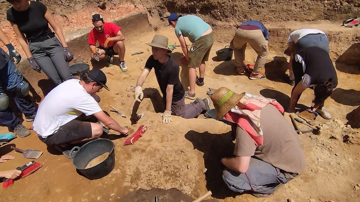 Excavación en el yacimiento paleolítico de As Gándaras de O Budiño.