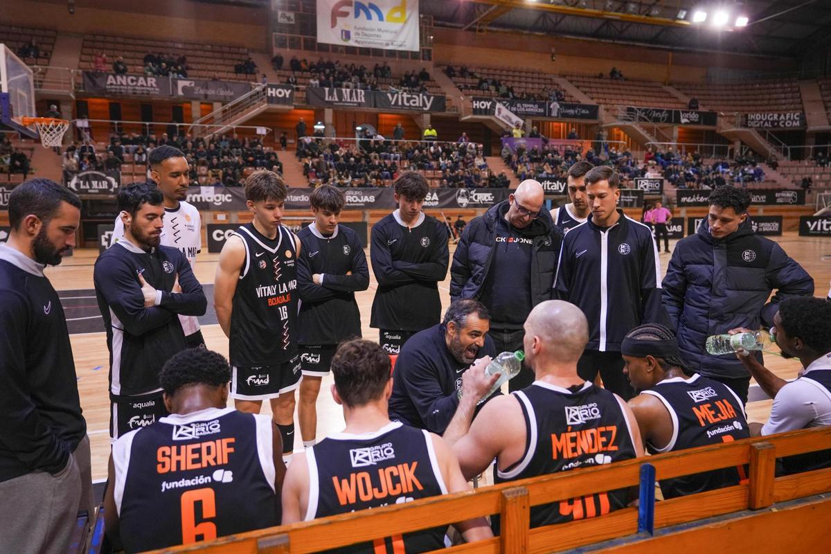 Los jugadores del BCB escuchan las indicaciones de Pablo Cuevas.