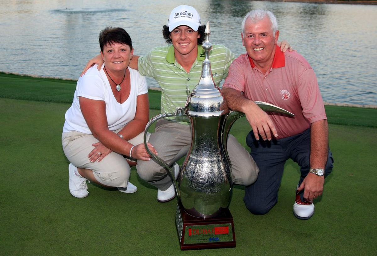 McIlroy posa con sus padres después de ganar su primer Hero Dubai Desert Classic, en 2009