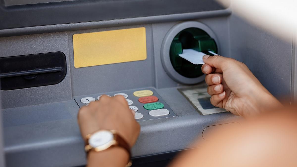 Una mujer usando un cajero automático